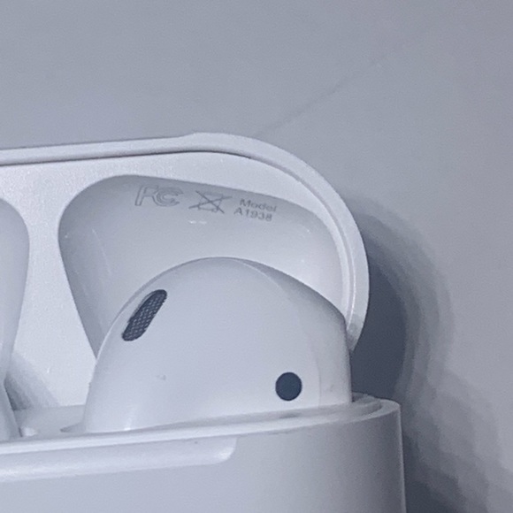 Apple AirPod 2nd Gen wireless charging case - Picture 4 of 5